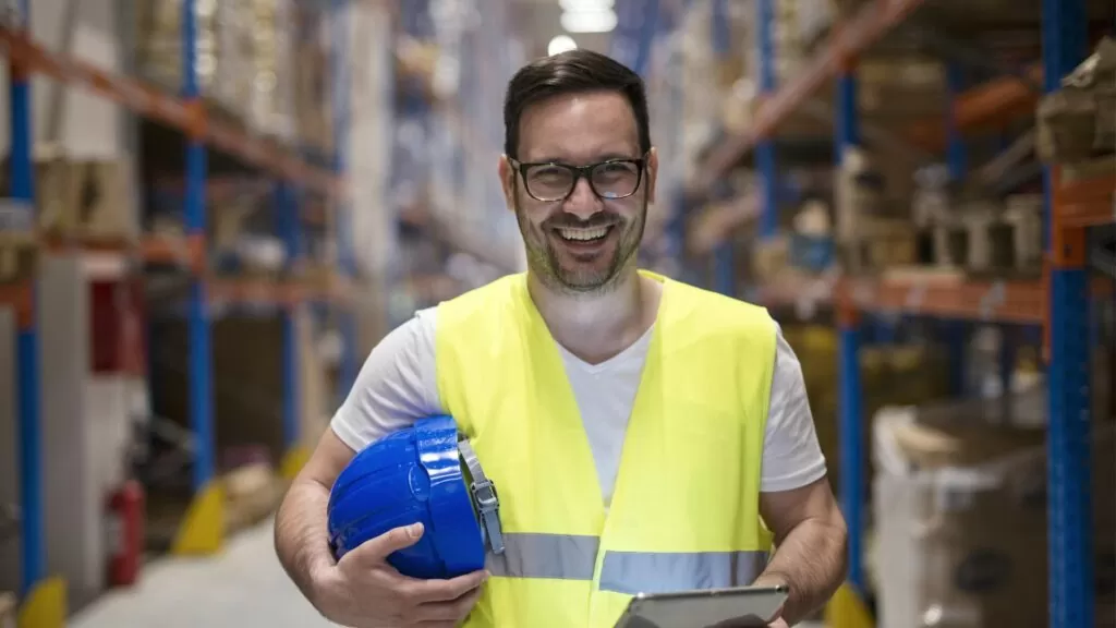 Trabajor-sonriendo-con-chaleco-de-seguridad-y-casco